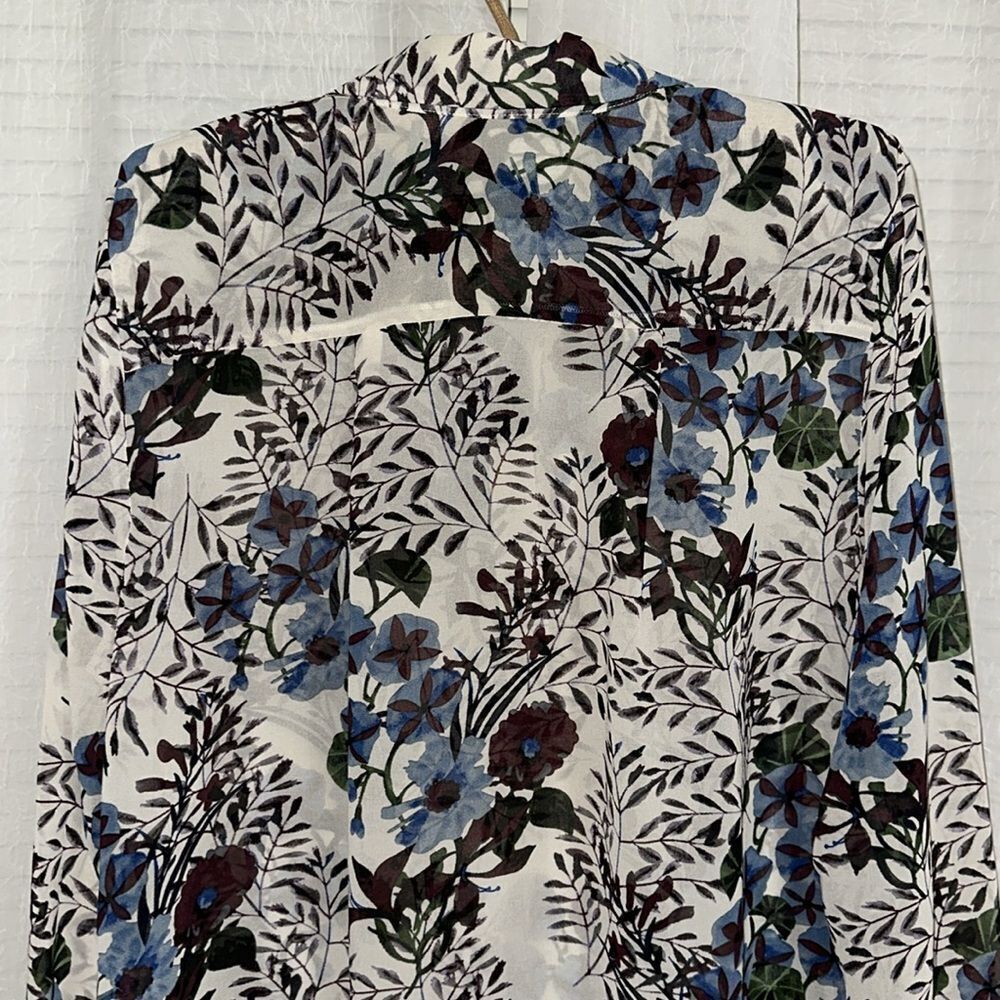 CAbi L Victoria Winter Floral Long Sleeve Front Tuck High Low Long Sleeve Blouse - Picture 8 of 16